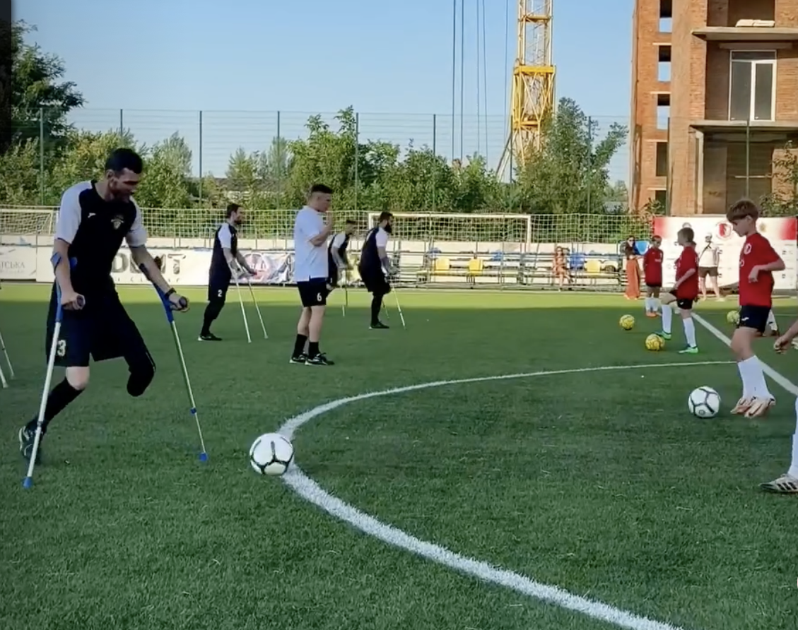 Юные футболисты ''Спарты'' провели тренировку с ветеранами ''Сталь Буковина''