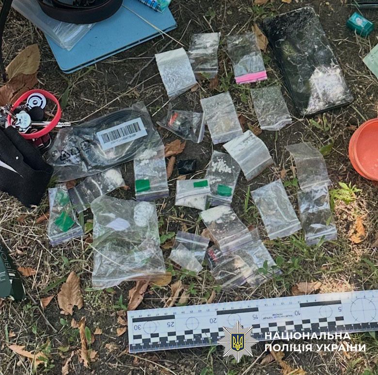 Магнитные ''закладки'' и наркотики: скандал в столичном дворе