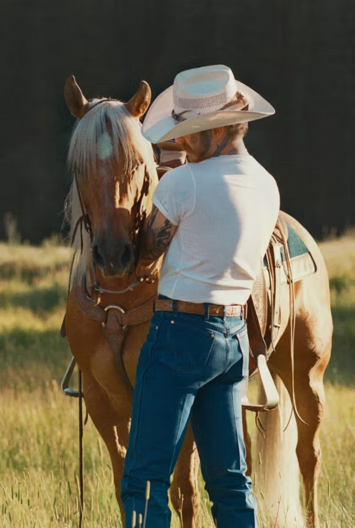 SKIMS представил мужскую коллекцию с Пост Мэлоуном и новым материалом Heavyweight Fleece