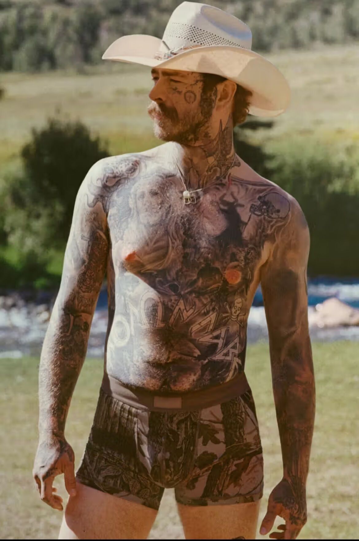 SKIMS представил мужскую коллекцию с Пост Мэлоуном и новым материалом Heavyweight Fleece