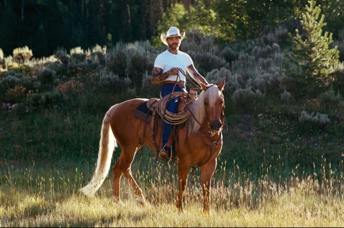 SKIMS представил мужскую коллекцию с Пост Мэлоуном и новым материалом Heavyweight Fleece