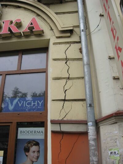 Крихкість стін споруди