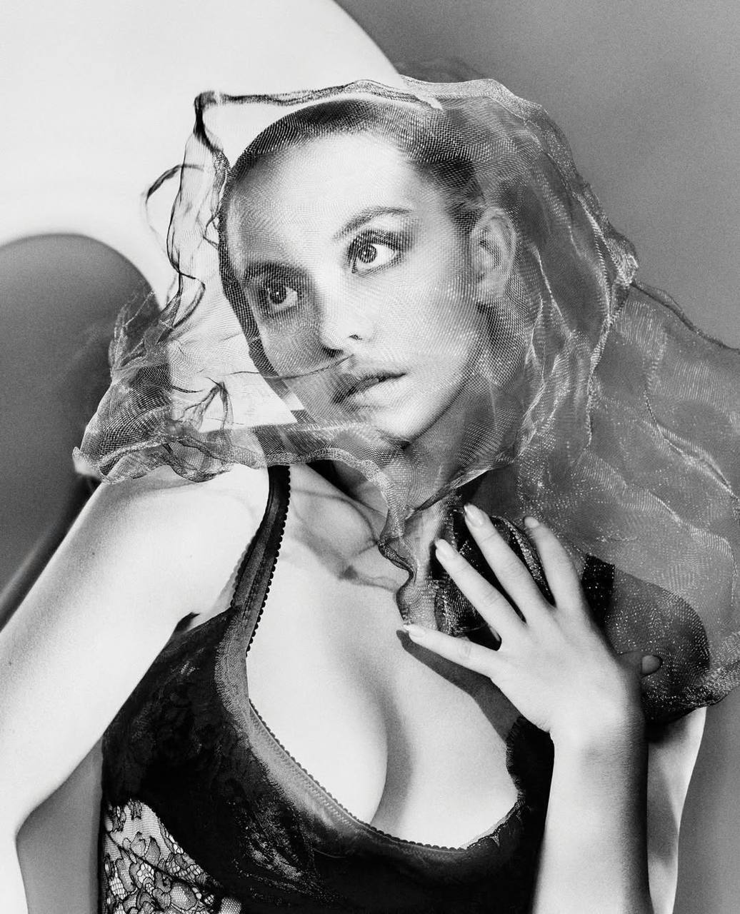 Леонардо Ді Капріо, Дженна Ортега, Дуа Ліпа, Шерон Стоун, Джіджі Хадід, Сідні Суїні стали героями нових обкладинок світових журналів