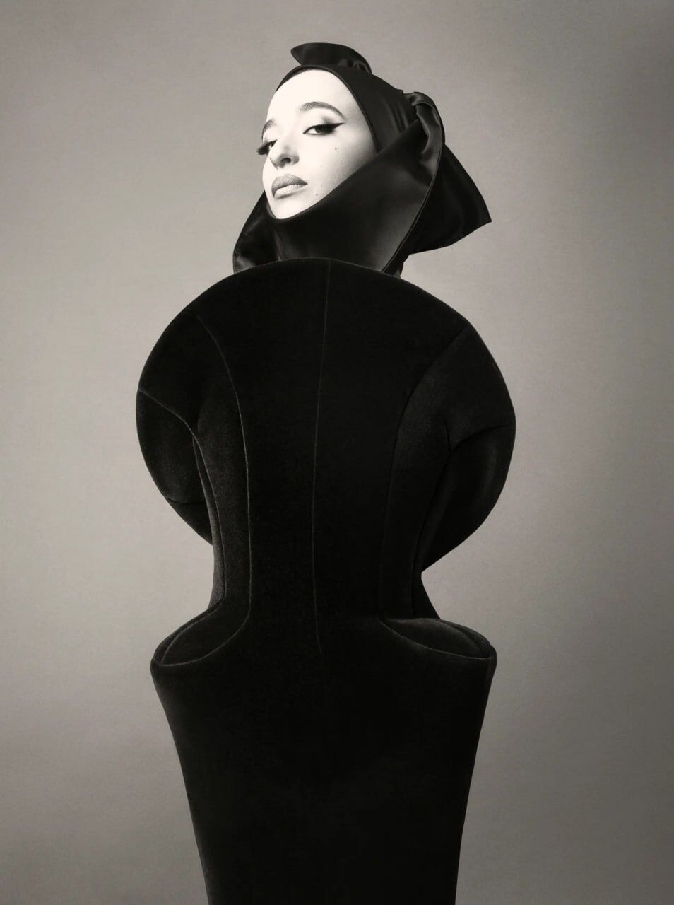 Леонардо Ді Капріо, Дженна Ортега, Дуа Ліпа, Шерон Стоун, Джіджі Хадід, Сідні Суїні стали героями нових обкладинок світових журналів