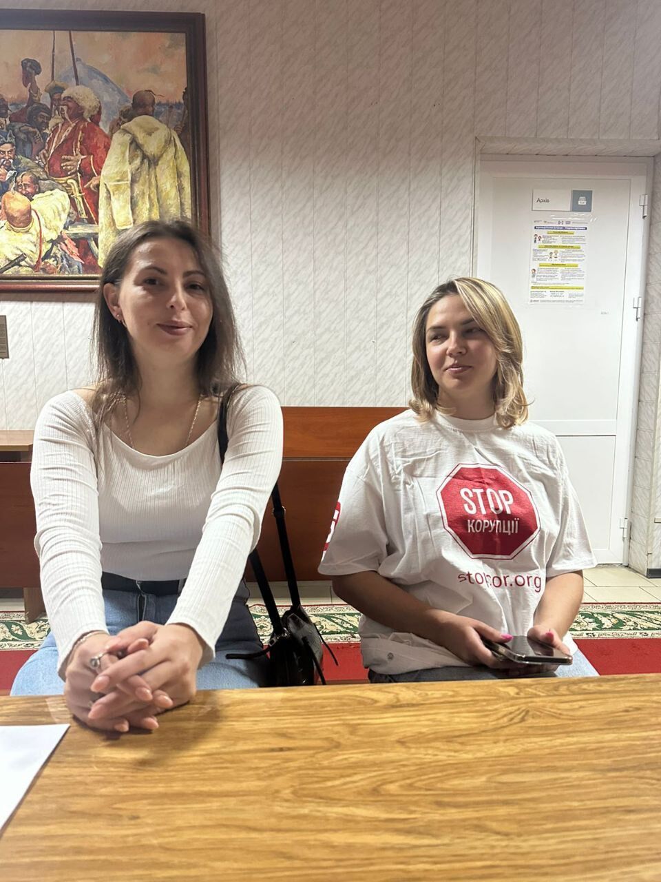 Потерпіла Аліна Бологова і місцева активістка ВГО ''Стоп корупції'' на судовому засіданні по справі проти Артура Воронцова