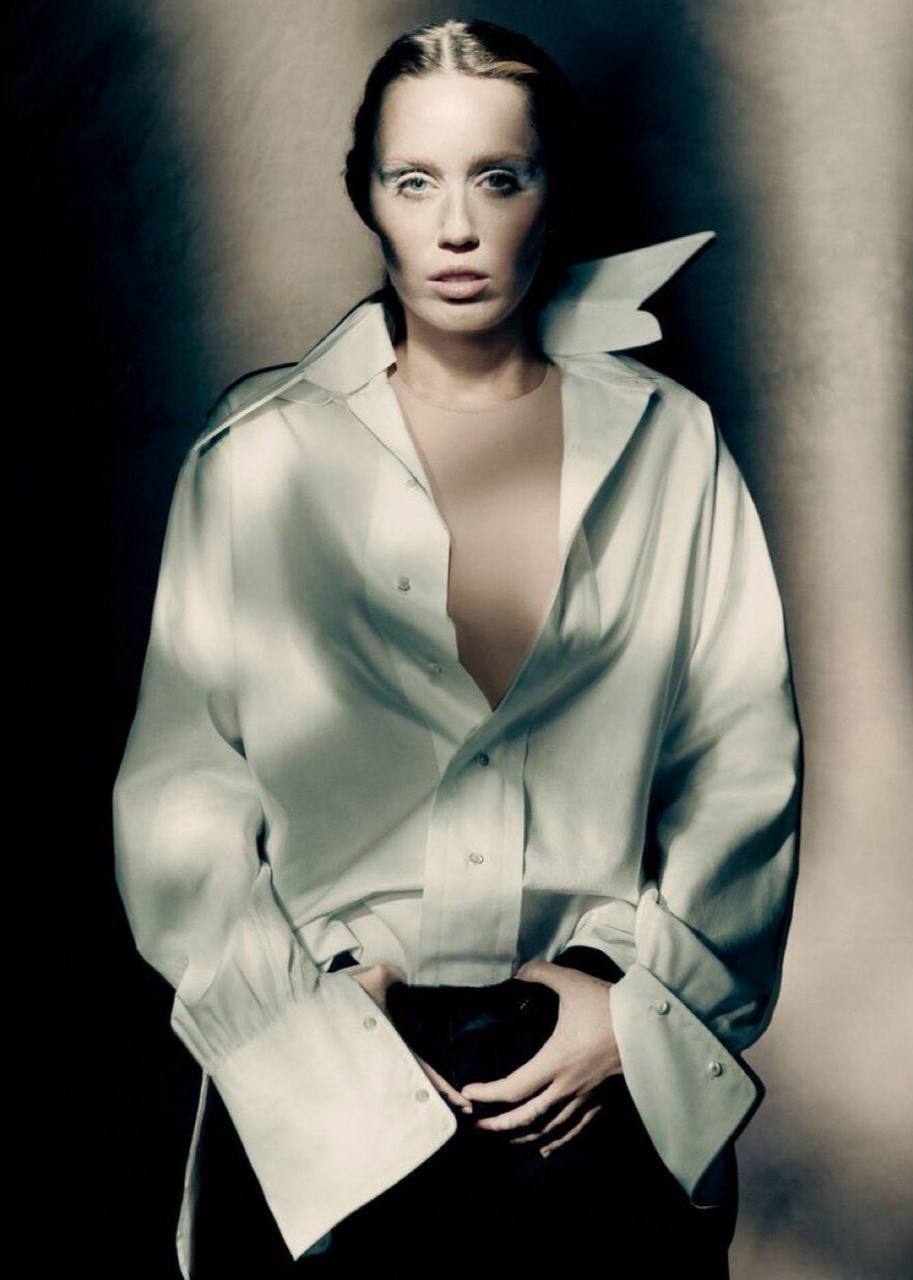 Впервые в истории бренда: Майли Сайрус стала первым лицом в истории Maison Margiela