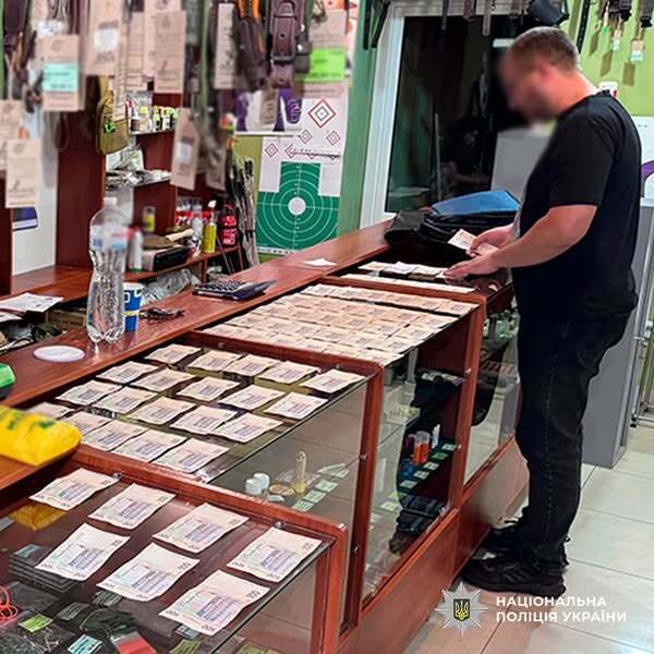 500 долларов - и ты с ''легальным'' оружием: как бизнесвумен из Ивано-Франковска торговала разрешениями