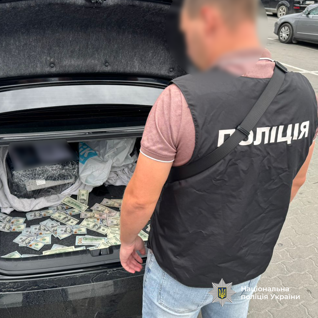 В Ивано-Франковской области разоблачены чиновники, требовавшие 8000 долларов взятки за разрешение на торговлю