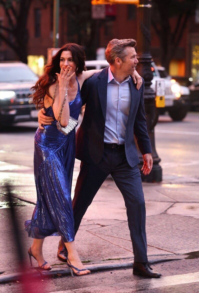 З'явилися нові кадри Енн Хетевей зі зйомок сиквела ''Диявол носить Prada'' з її коханим