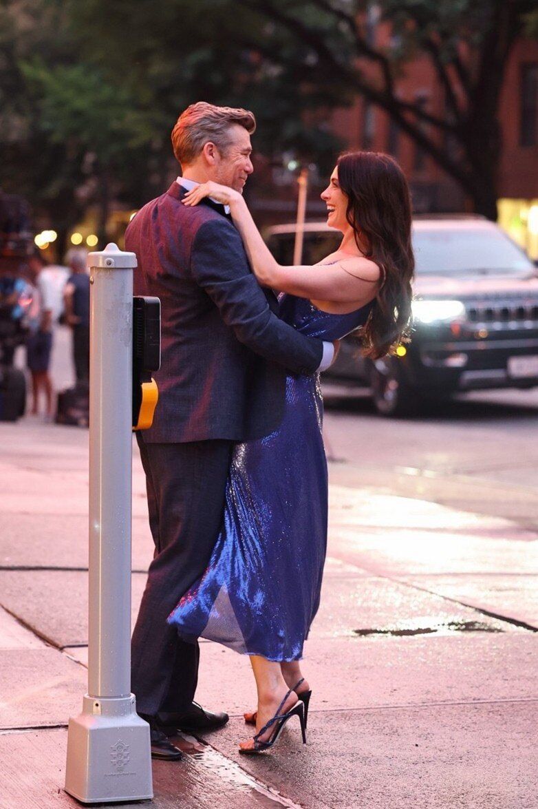 З'явилися нові кадри Енн Хетевей зі зйомок сиквела ''Диявол носить Prada'' з її коханим