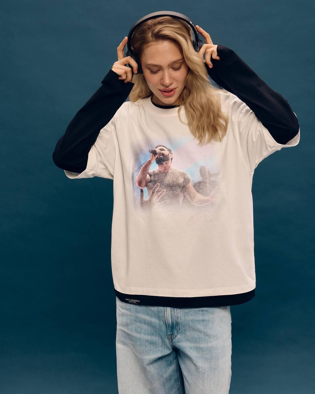 Виталий Козловский представил свой первый официальный мерч