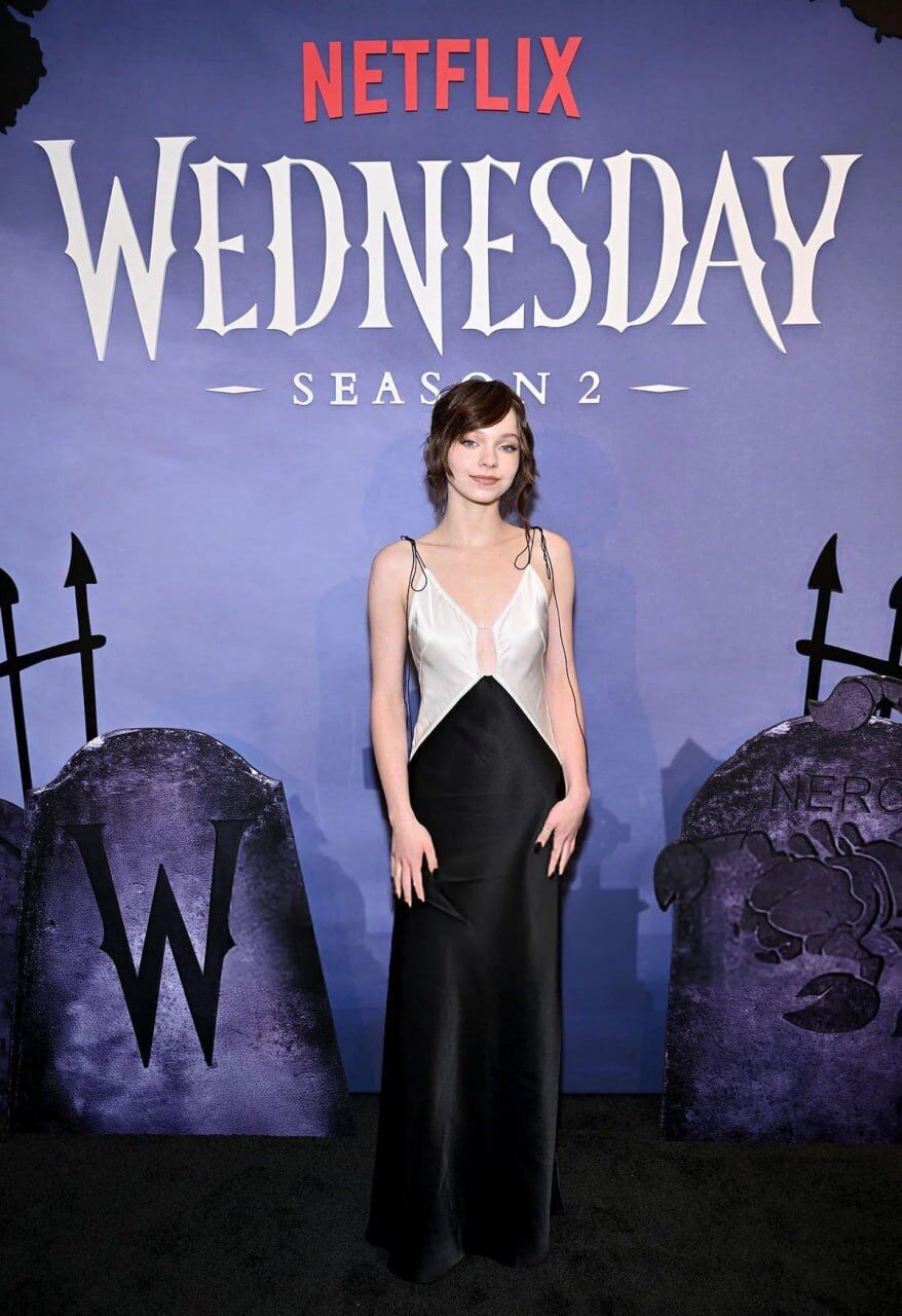 Эмма Майерс поразила черно-белые наряды от украинского дизайнера