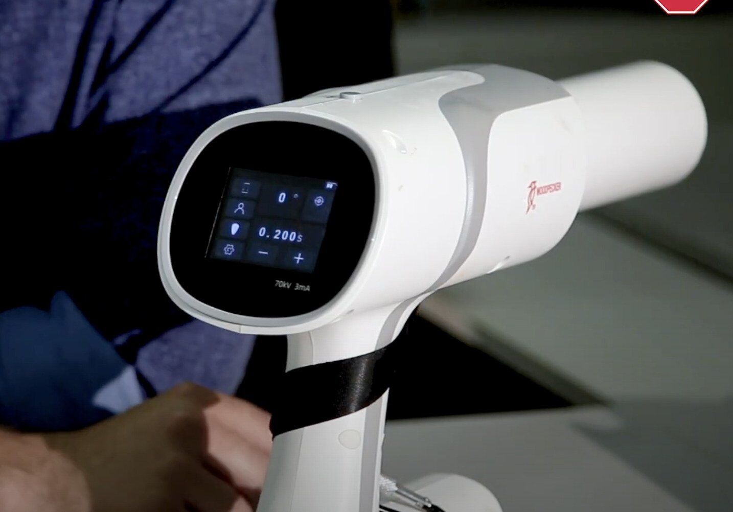 Судмедексперти використовують портативний стоматологічний рентген-апарат, який спеціально налаштували на дактилоскопію