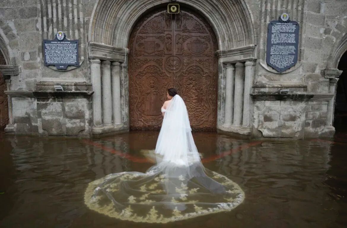 Тайфун не помешал любви: на Филиппинах пара провела брачную церемонию в затопленной церкви