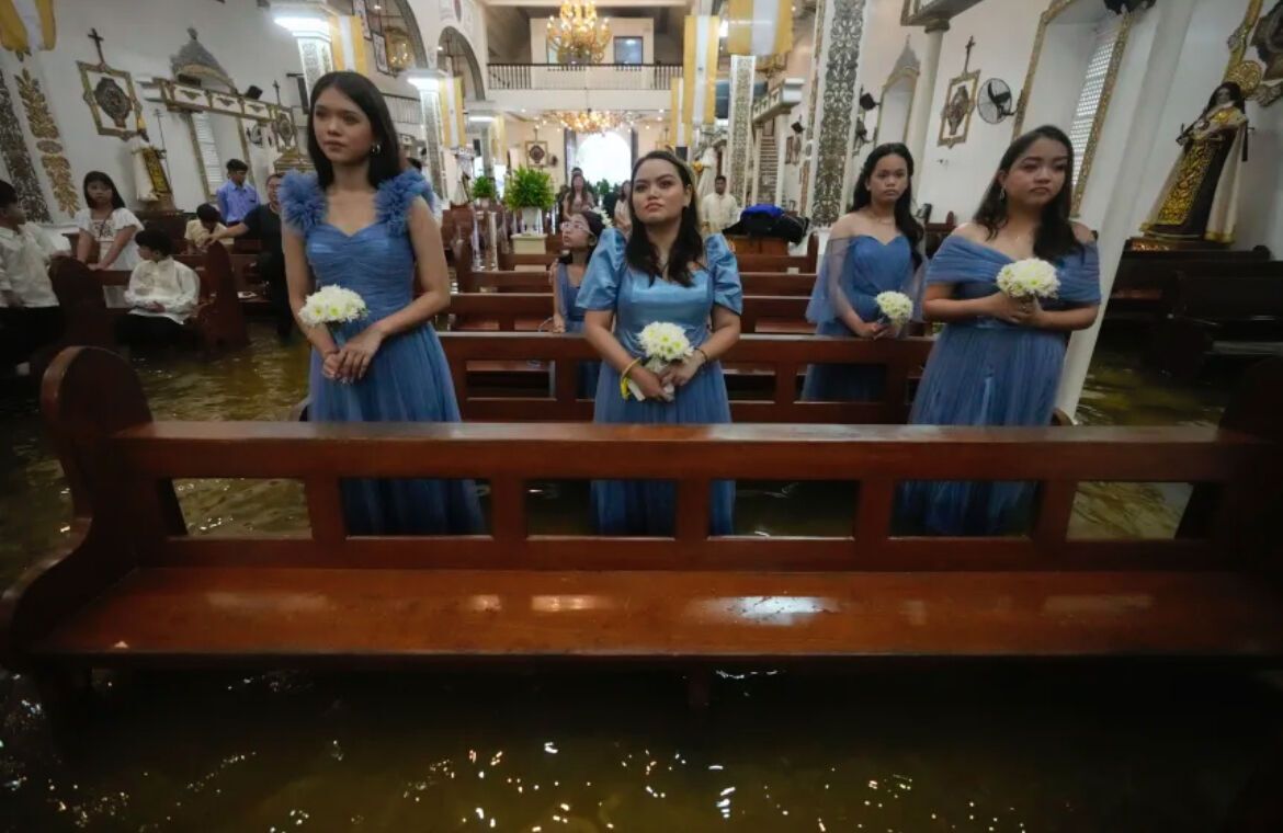 Тайфун не помешал любви: на Филиппинах пара провела брачную церемонию в затопленной церкви