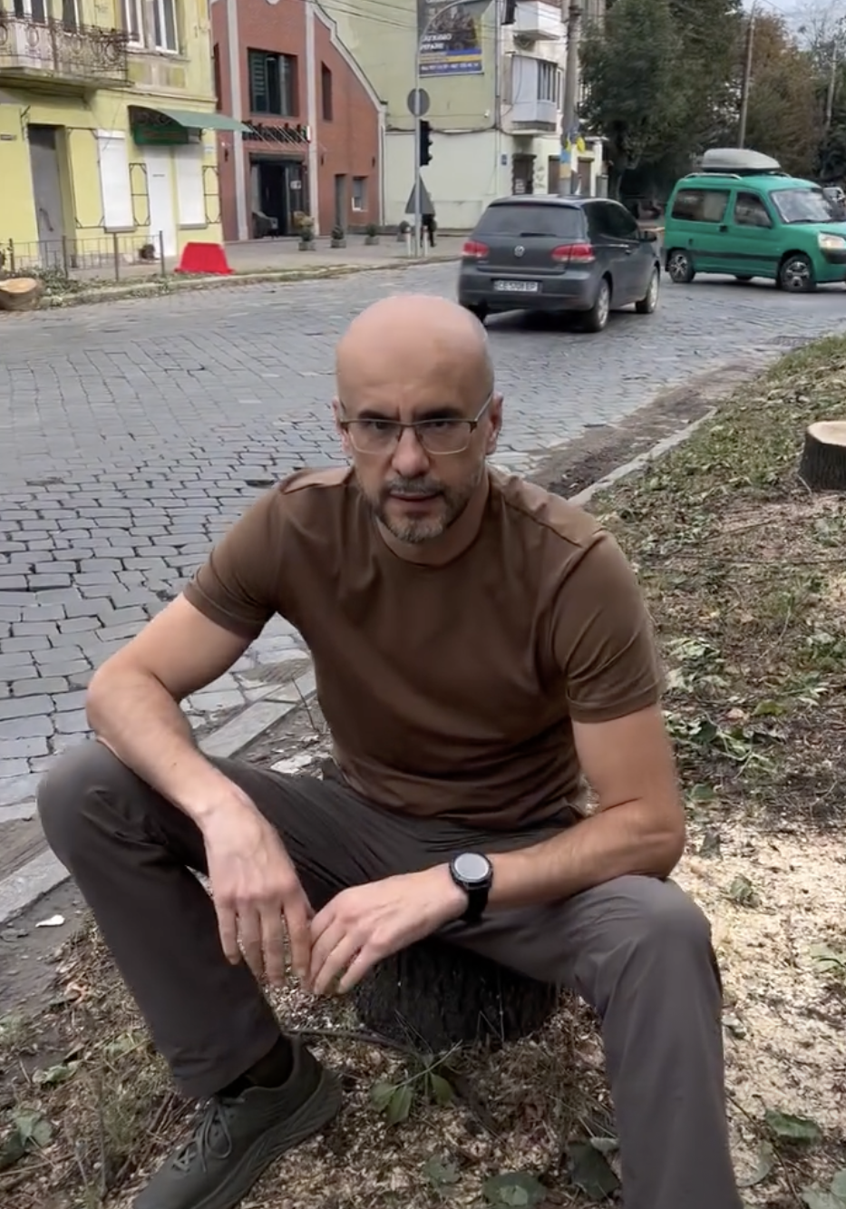 Местный депутат Сергей Рудюк обратился к мэру сидя на ''пеньке'' многолетнего дерева