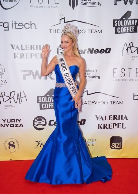 Валерія Крепель підкорила подіум NYFW у золотій сукні українського бренду