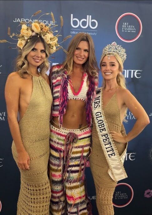 Валерія Крепель підкорила подіум NYFW у золотій сукні українського бренду