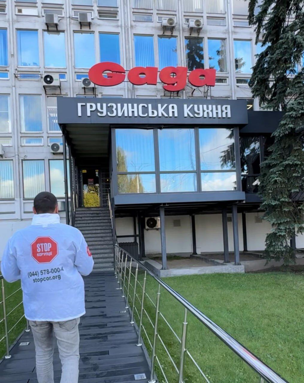 Зарплаты ''в конвертах'' и алкоголь без лицензий? СтопКор проверяет информацию о возможных нарушениях в ресторанах Gaga