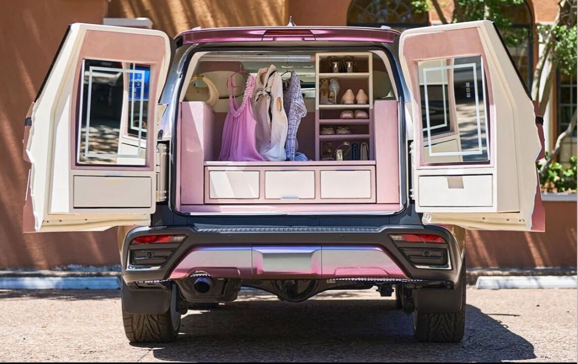 Lexus представил внедорожник с салоном красоты и гардеробом внутри