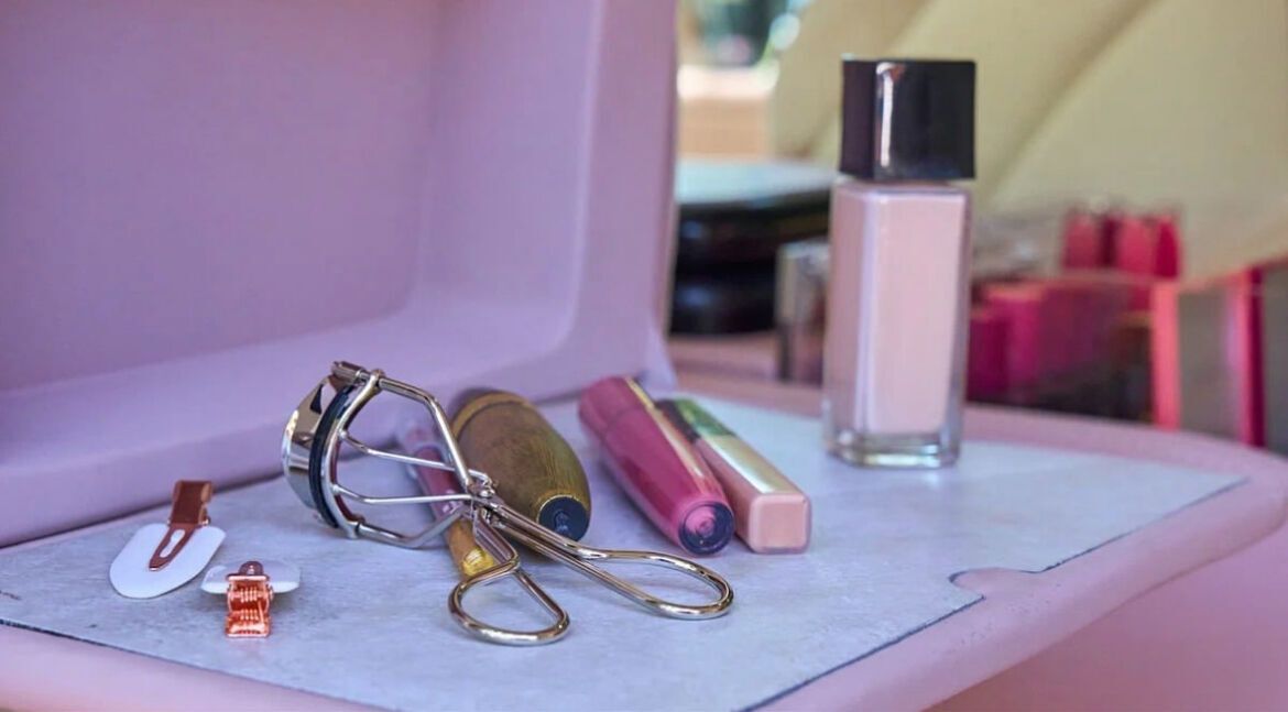 Lexus представил внедорожник с салоном красоты и гардеробом внутри