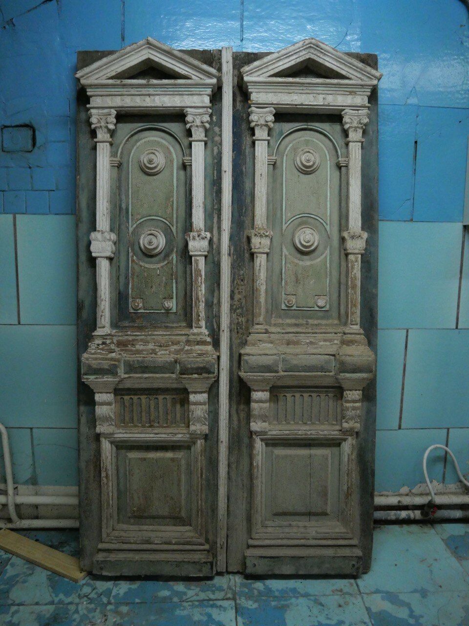 Входная дверь также подлежит реставрации