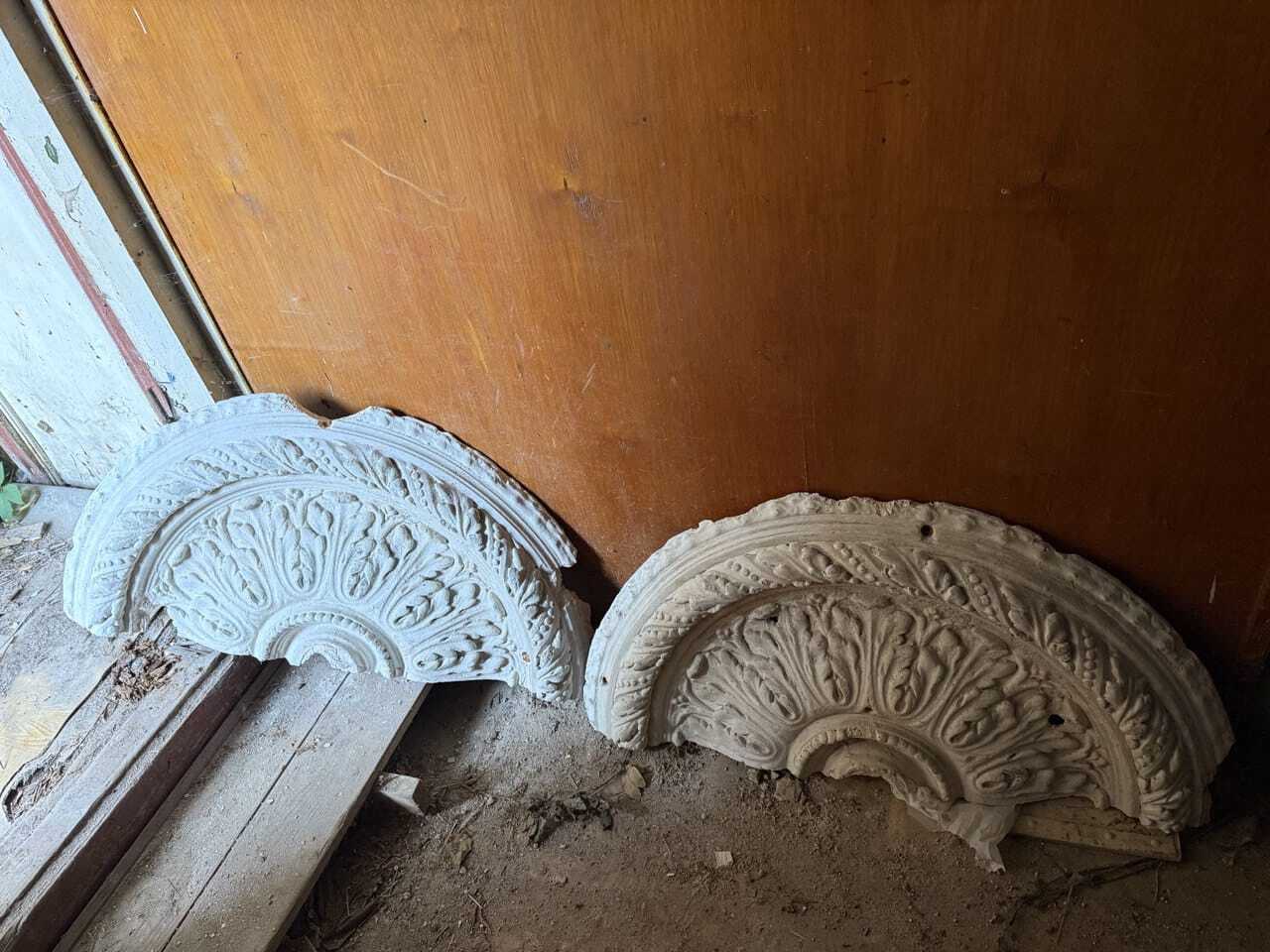 Снята лепнина и уже восстановлена