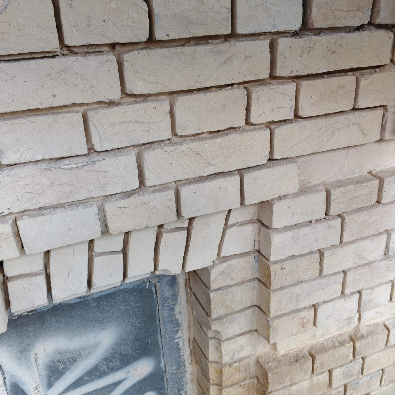 Фасад второго этажа выполнен из фасадного кирпича.