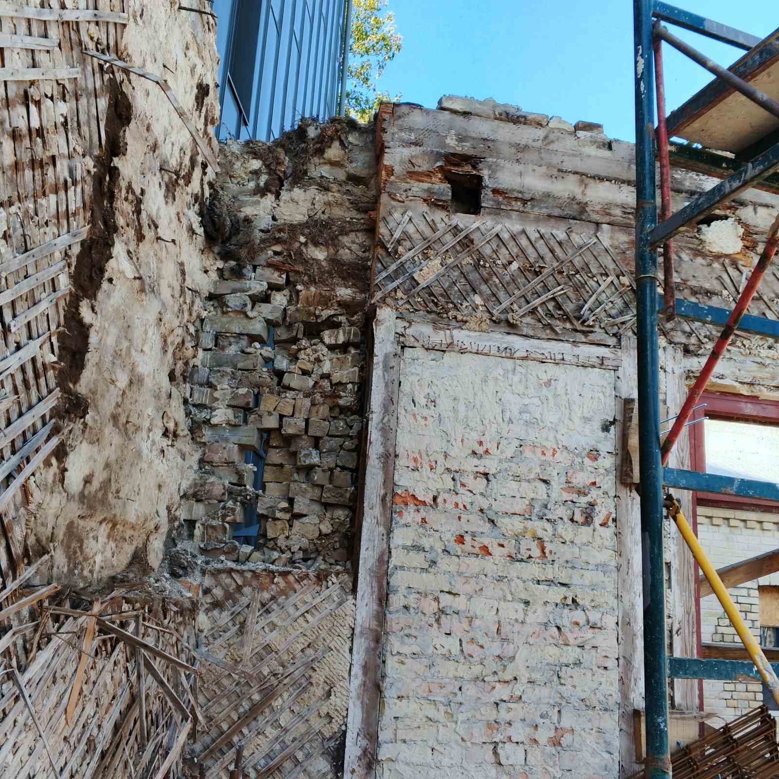 Как выглядел дом изнутри перед началом реставрации