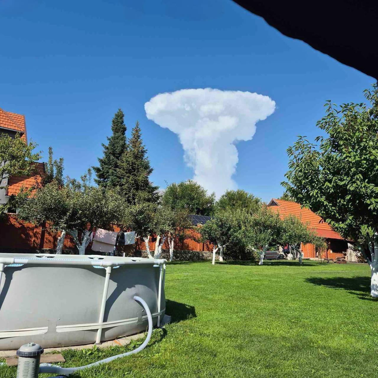 В небе над Днепром горожане увидели ''ядерный гриб''