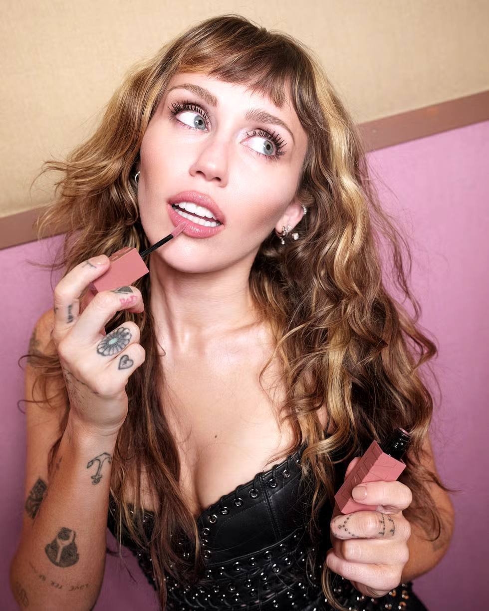 Майлі Сайрус стала новим глобальним амбасадором Maybelline New York