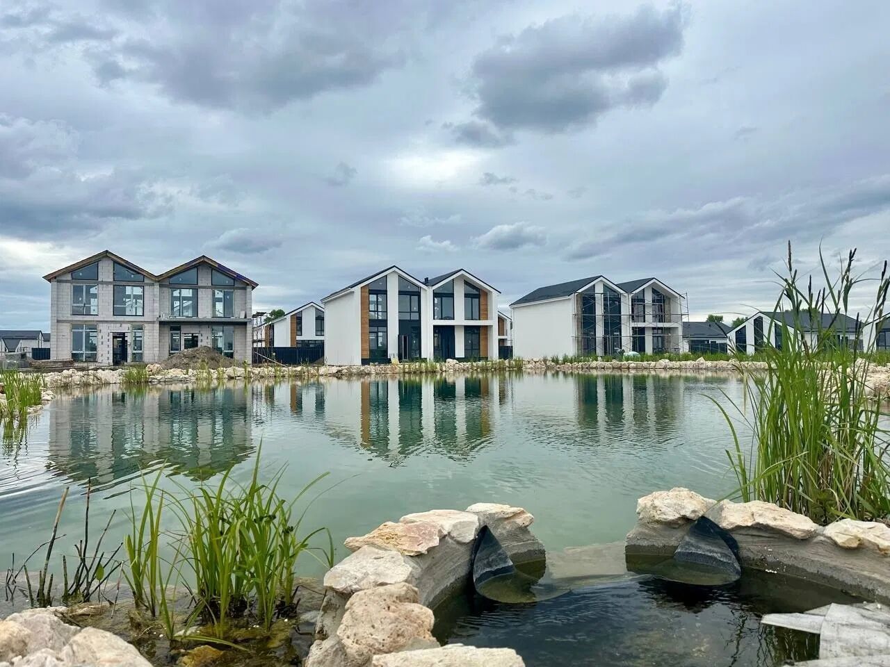 Таунхауси схожої квадратури в селі Пухівка