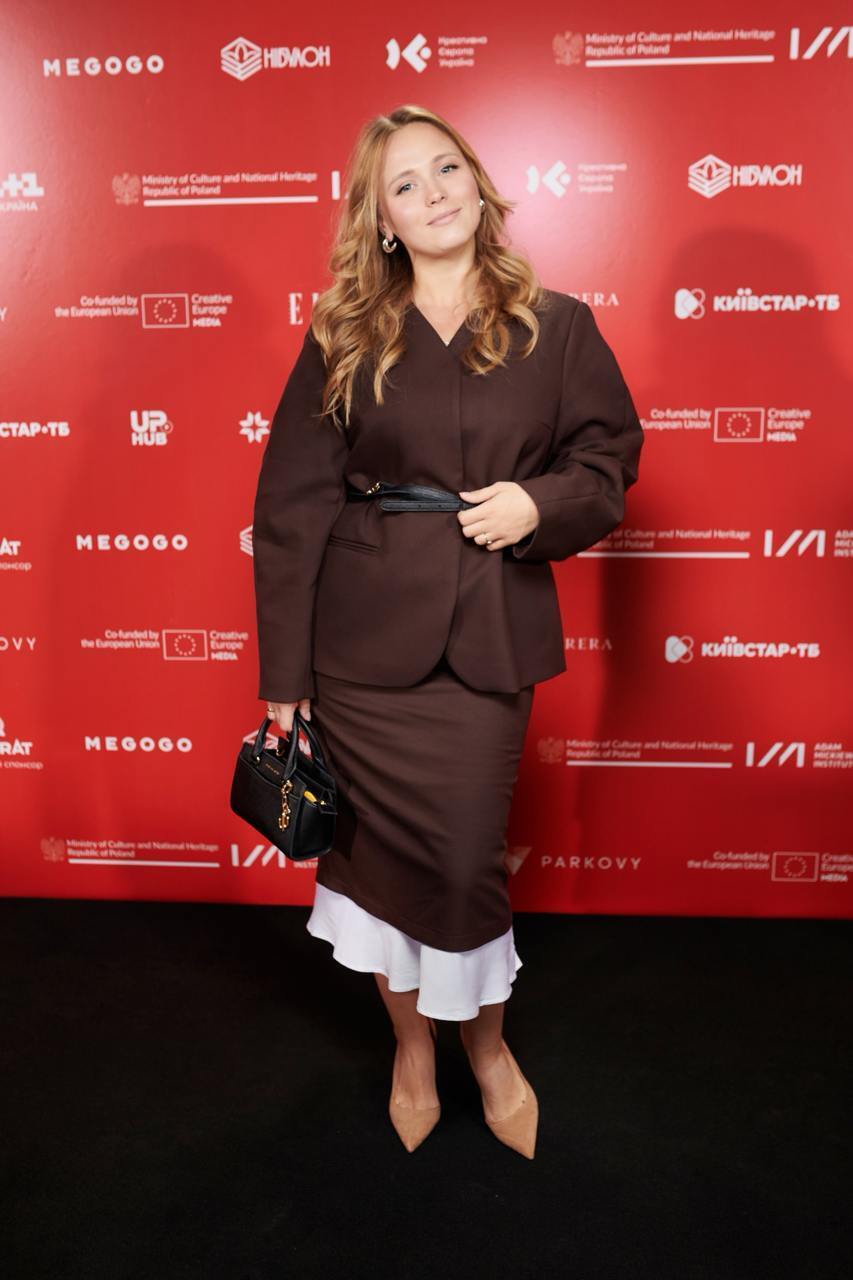 Червона доріжка ОМКФ-2025: зірки вразили стильними та неочікуваними образами