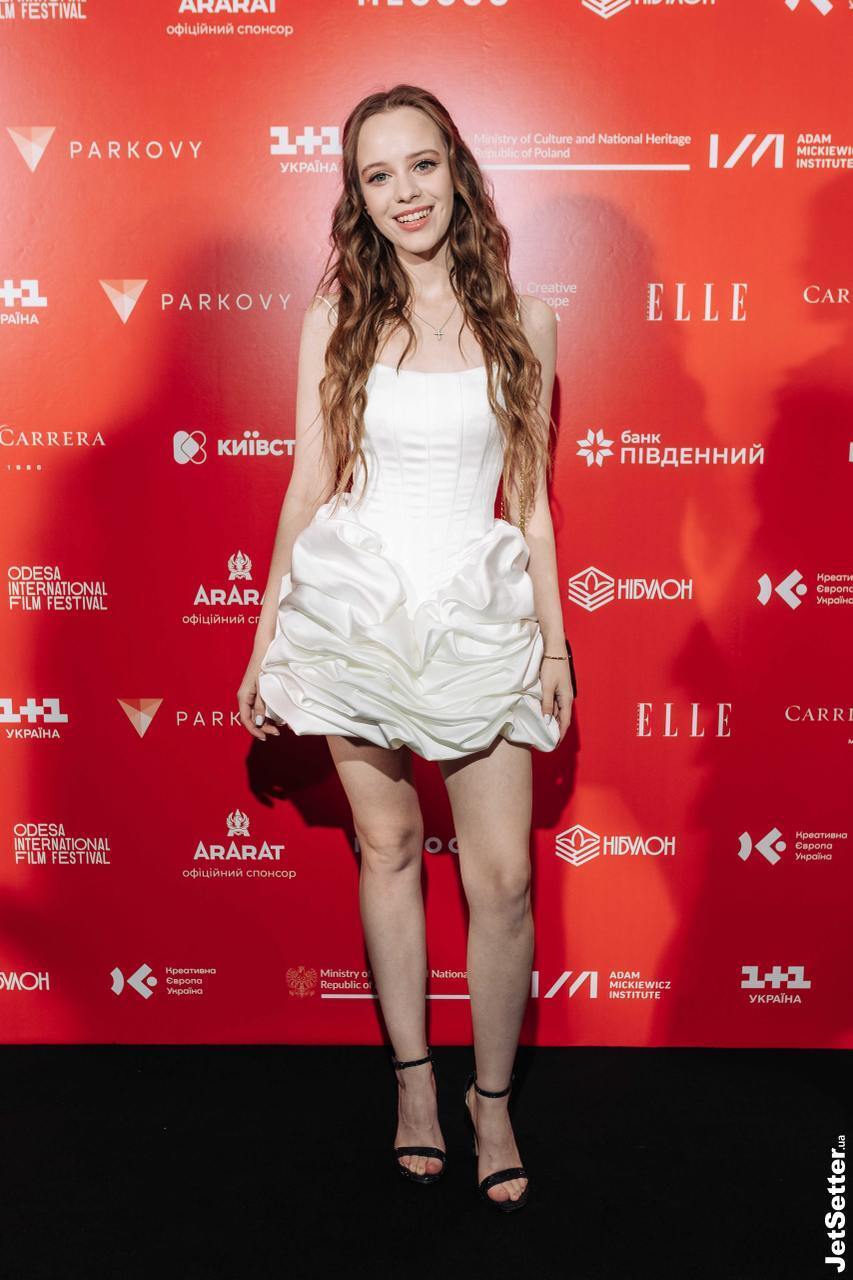 Червона доріжка ОМКФ-2025: зірки вразили стильними та неочікуваними образами