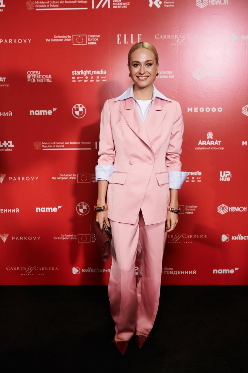 Червона доріжка ОМКФ-2025: зірки вразили стильними та неочікуваними образами