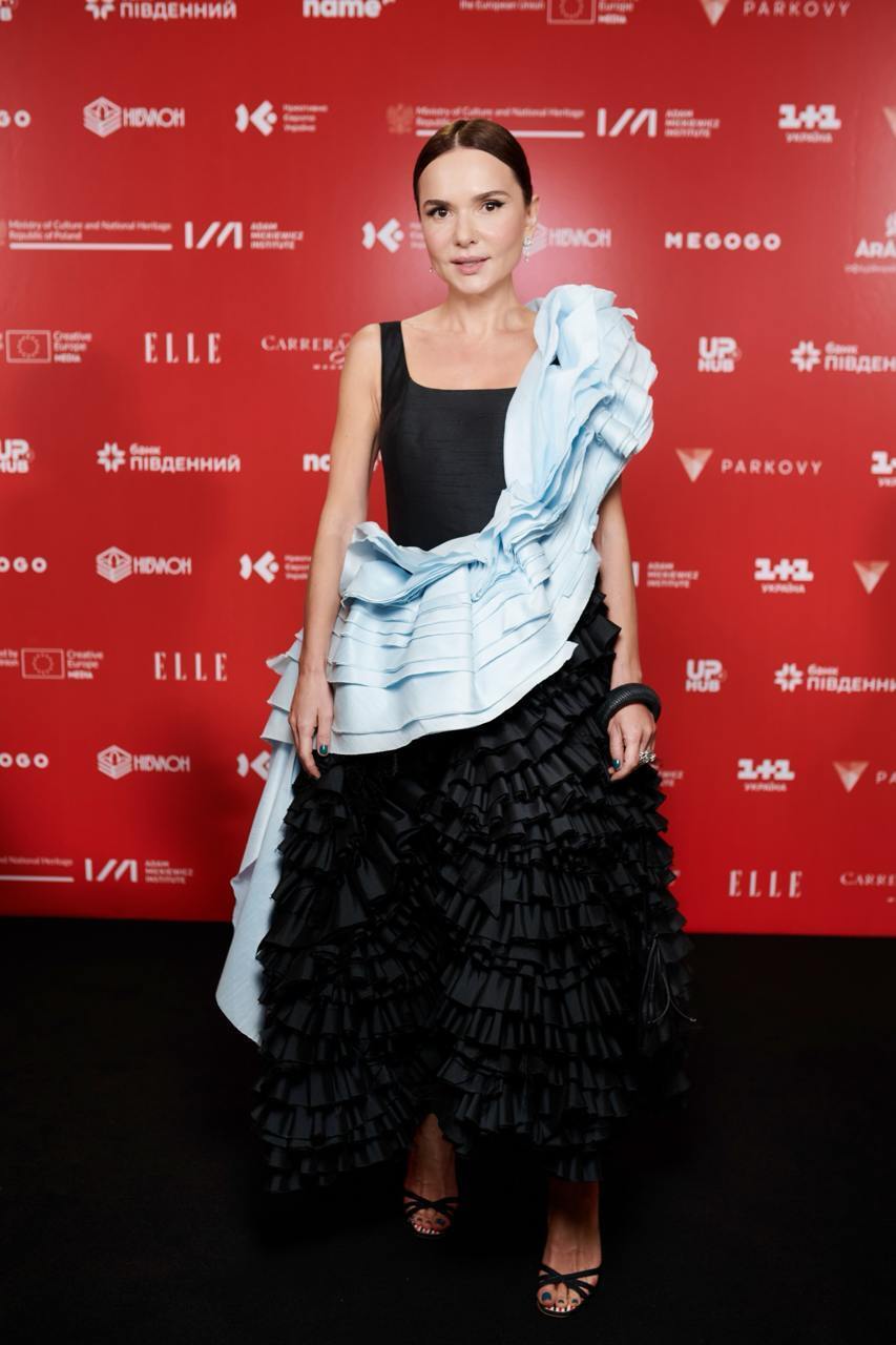 Червона доріжка ОМКФ-2025: зірки вразили стильними та неочікуваними образами