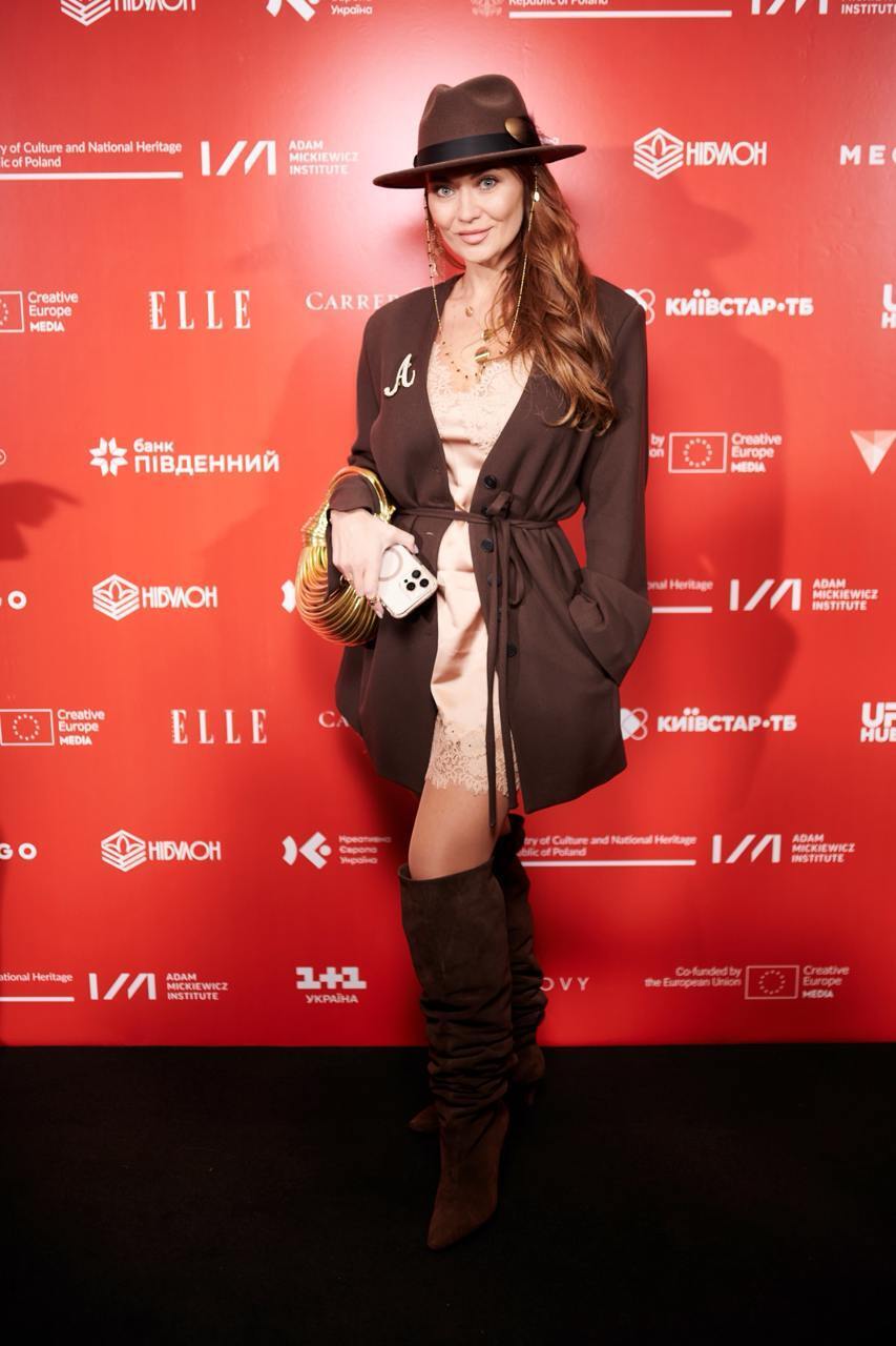 Червона доріжка ОМКФ-2025: зірки вразили стильними та неочікуваними образами