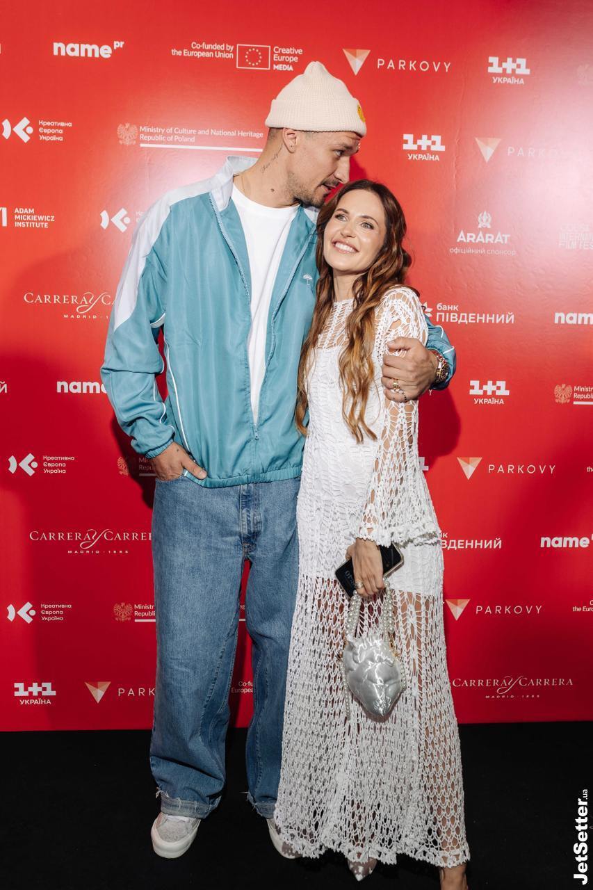 Червона доріжка ОМКФ-2025: зірки вразили стильними та неочікуваними образами