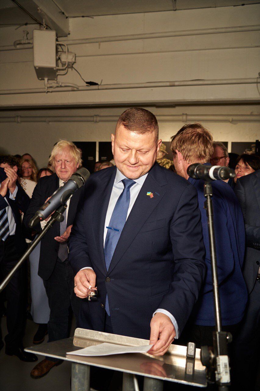 В Лондоне открыли выставку ''Несокрушимая Украина'' с участием Залужного и Бориса Джонсона