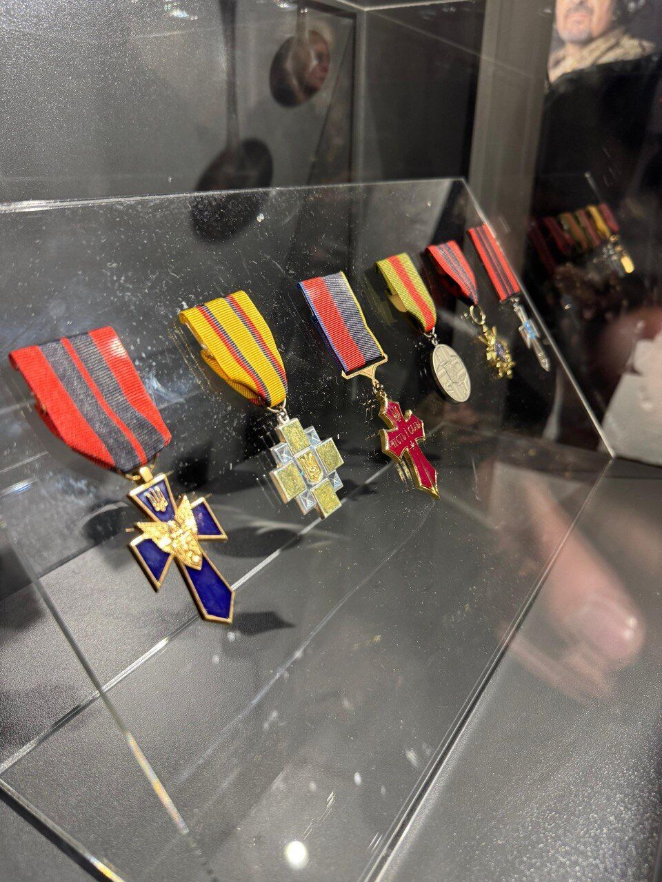 В Лондоне открыли выставку ''Несокрушимая Украина'' с участием Залужного и Бориса Джонсона