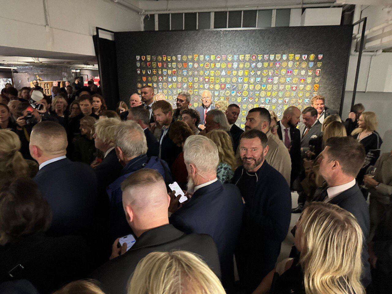 В Лондоне открыли выставку ''Несокрушимая Украина'' с участием Залужного и Бориса Джонсона