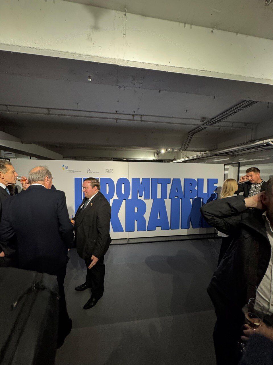 В Лондоне открыли выставку ''Несокрушимая Украина'' с участием Залужного и Бориса Джонсона