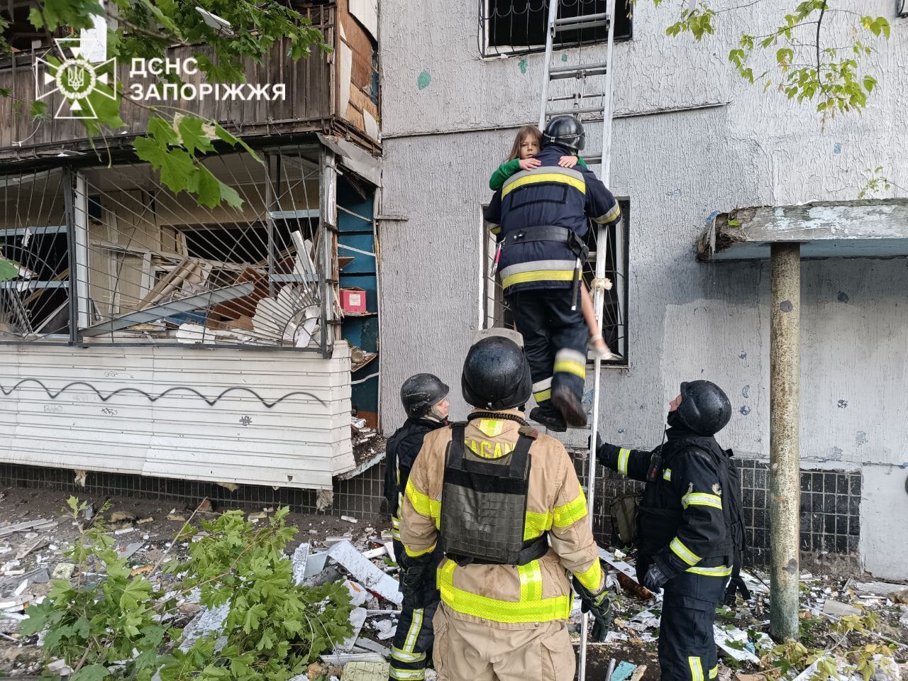 Вражеские обстрелы в Запорожье: повреждены более 60 зданий, 34 пострадавших