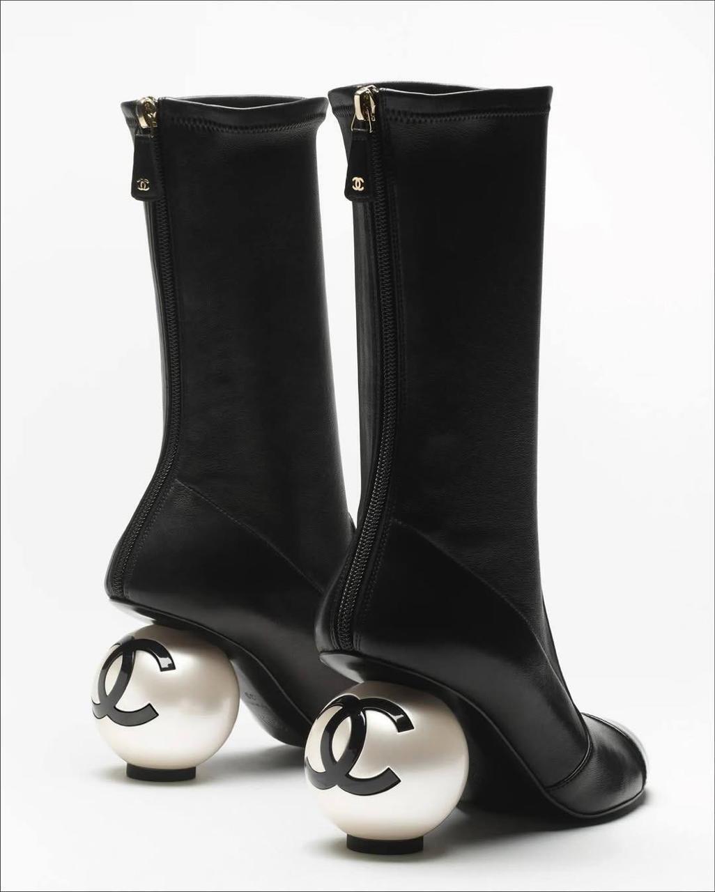 Chanel представив чоботи з каблуком-перлиною в колекції осінь-зима