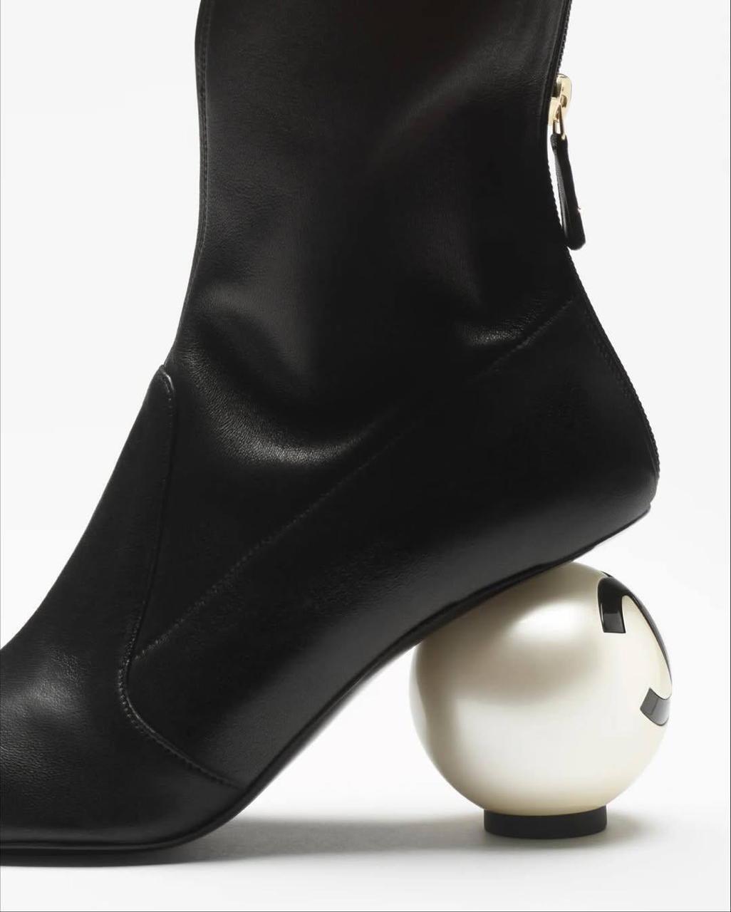 Chanel представив чоботи з каблуком-перлиною в колекції осінь-зима