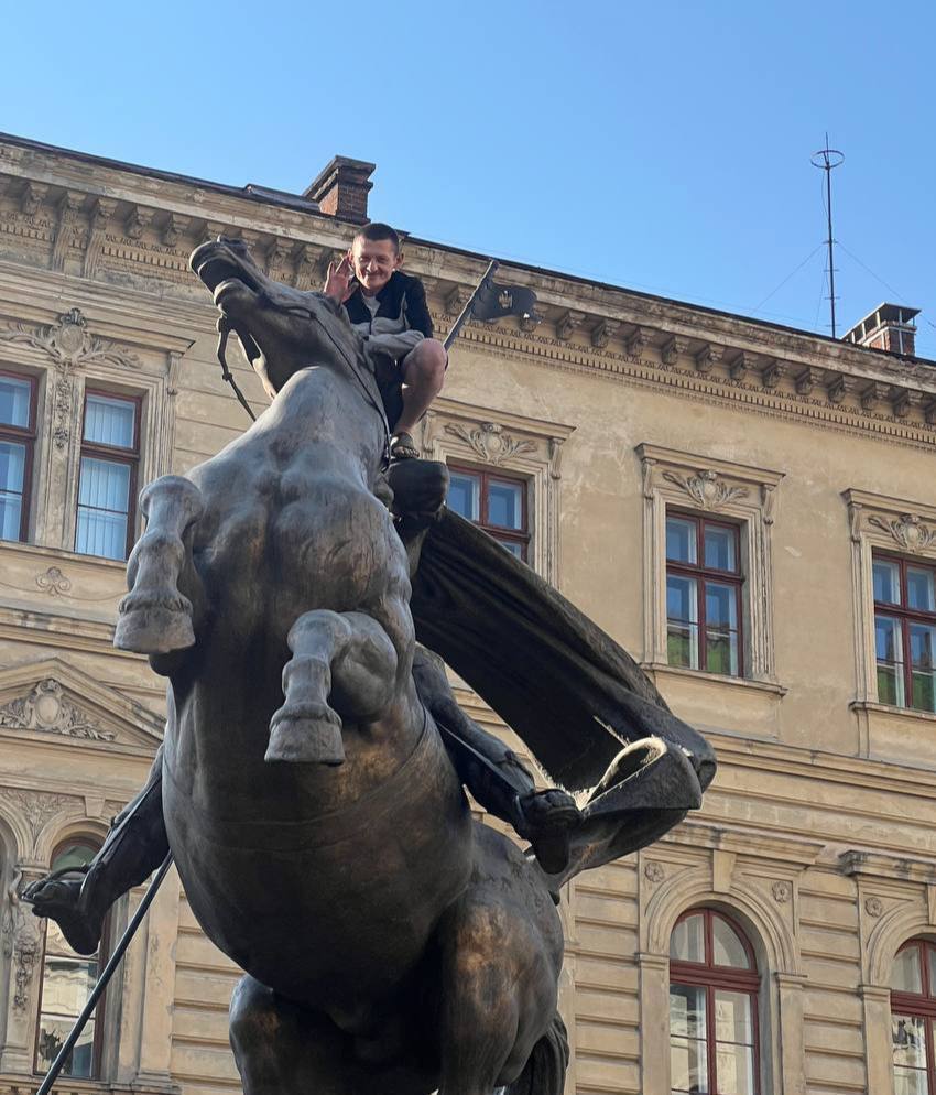 Хуліган виліз на пам’ятник перед будівлею поліції у Львові