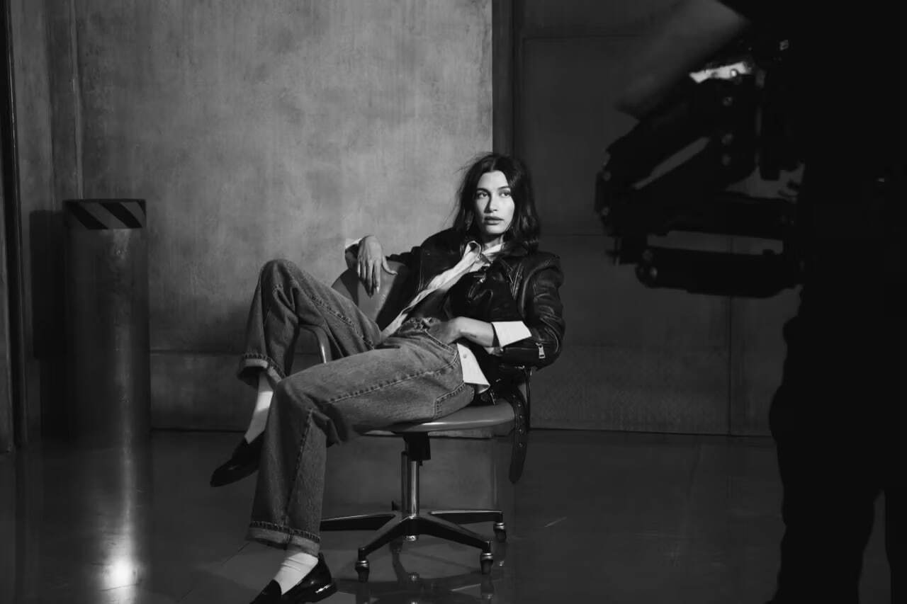 Хейлі Бібер презентувала осінньо-зимову кампанію DKNY