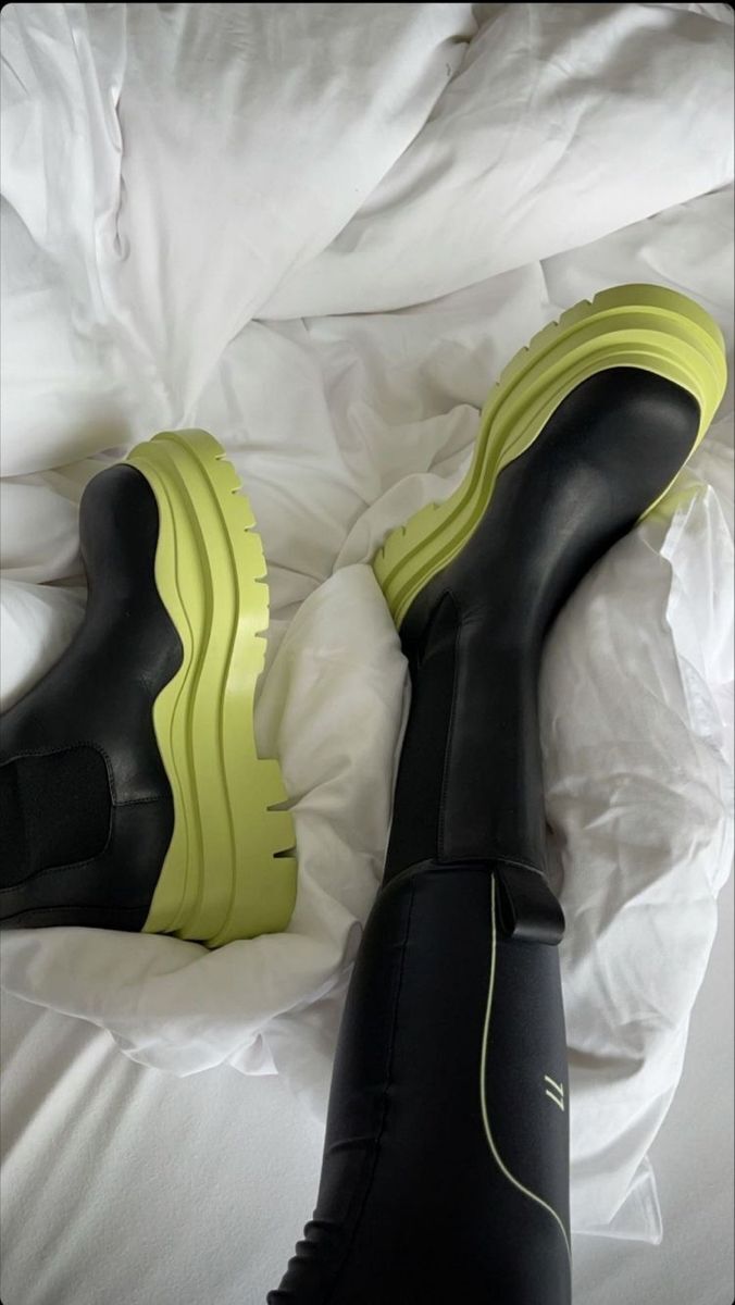 Черевики контрастною підошвою