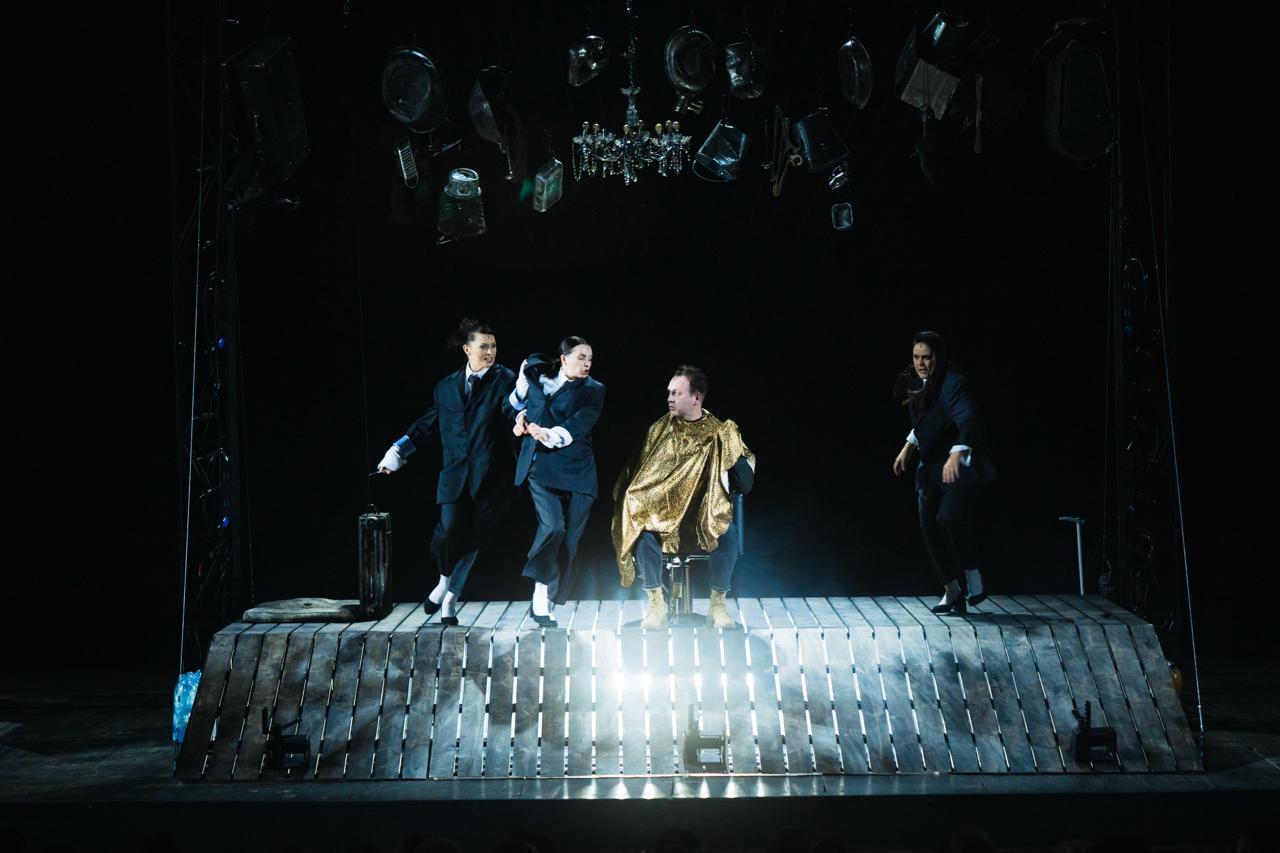 Молодой театр представит премьеру спектакля ''Три быстрые и модные в этом сезоне парикмахерши''