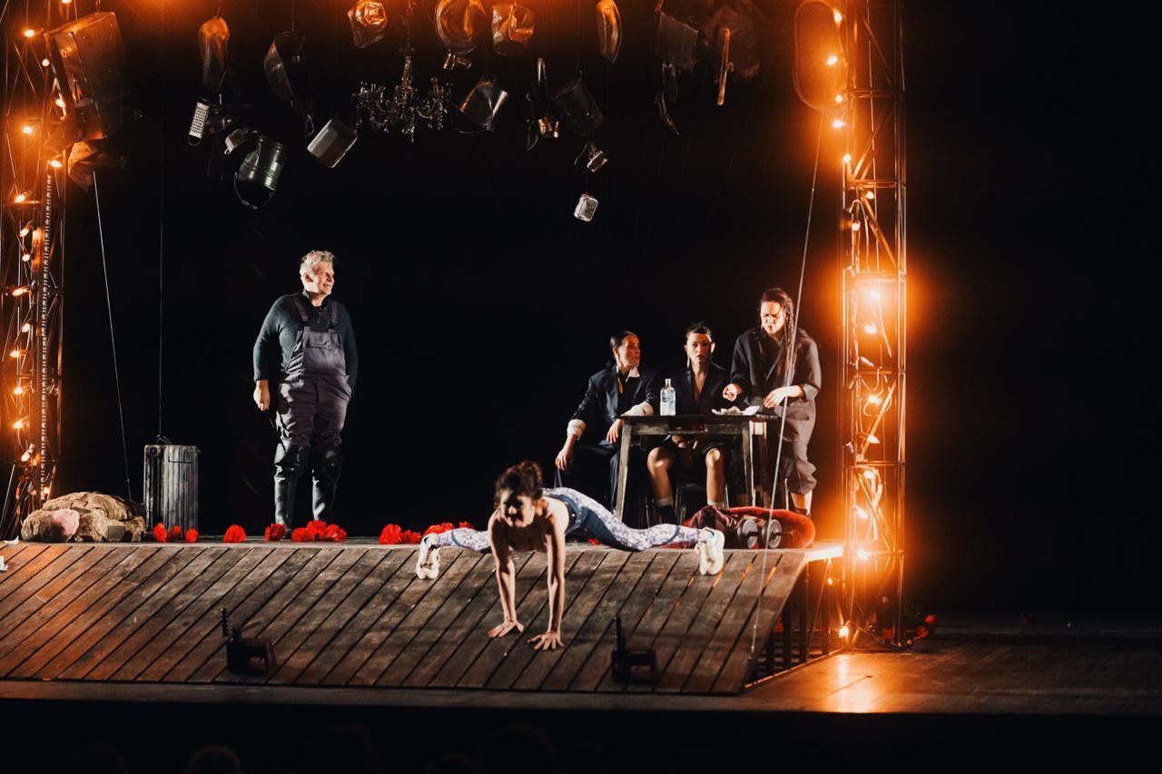 Молодой театр представит премьеру спектакля ''Три быстрые и модные в этом сезоне парикмахерши''